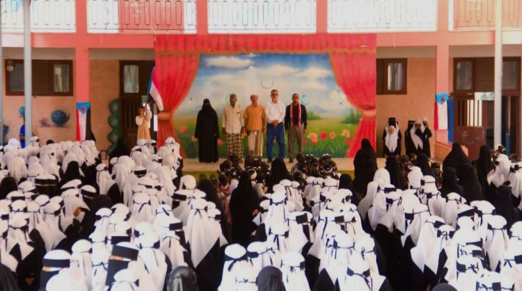 انتقالي حضرموت يدشّن رفع علم دولة الجنوب العربي وترديد النشيد الوطني في مدارس وثانويات المكلا