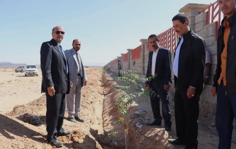 رئيس جامعة شبوة يدشن أعمال التشجير في الحرم الجامعي الجديد ويطلع على مستوى إنجاز كلية الطب