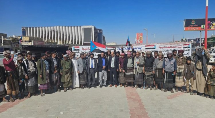 مخيم الاعتصام المفتوح في عتق يستقبل وفدًا من أكاديميي جامعة شبوة ومسؤولي السلطة المحلية