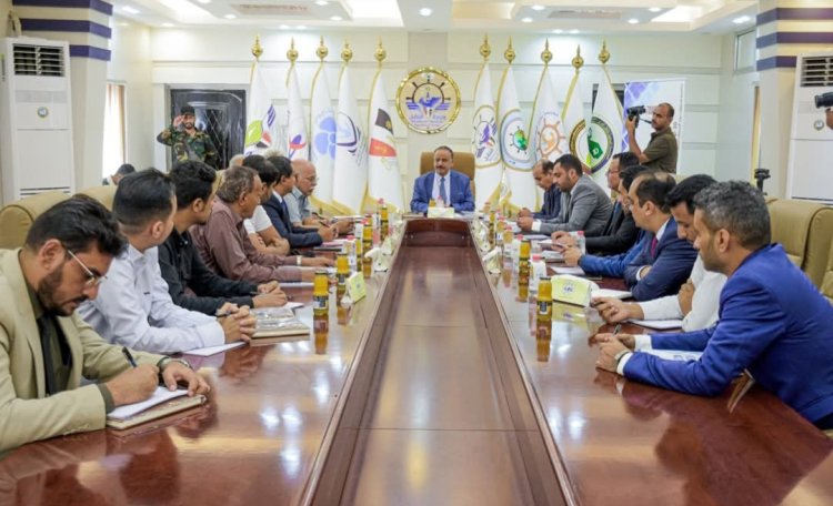 وزير النقل يناقش مع قيادة المهرة سبل تطوير قطاعات النقل ويؤكد أولوية دعم المشاريع الاستراتيجية بالمحافظة