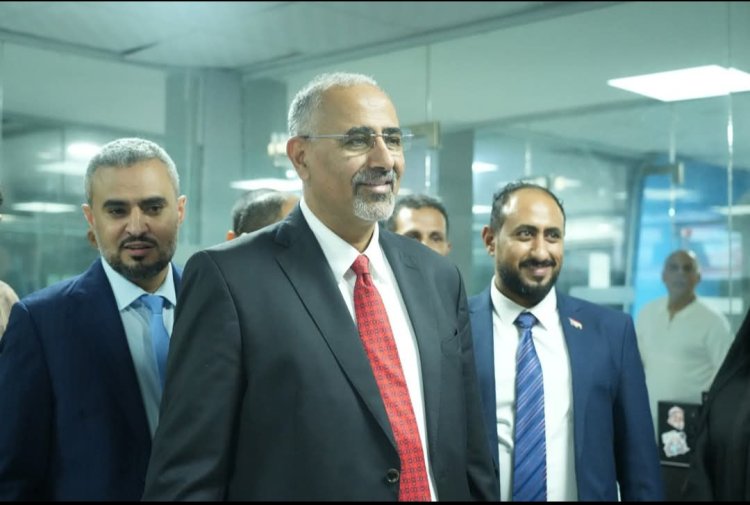 الرئيس الزُبيدي يتفقد سير العمل بقطاع الإذاعة والتلفزيون الجنوبي