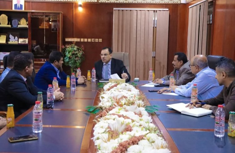 الوزير السقطري يبحث مع قيادة المهرة أولويات المحافظة في قطاعي الزراعة والأسماك وسبل تطويرها