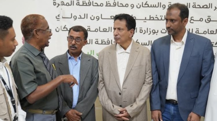 محافظ المهرة يدشّن مخيم عمليات العيون لسحب المياه البيضاء وتركيب العدسات بمستشفى الغيضة