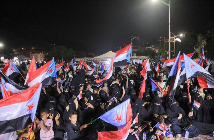 القطاع النسوي بساحة الاعتصام بالمكلا يحيي فعالية جماهيرية ضمن البرنامج التصعيدي المفتوح