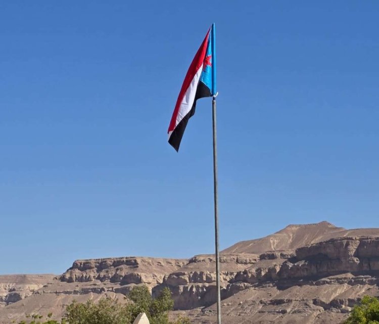 انتقالي السوم ينظم حملة رفع العلم الوطني الجنوبي في المدارس والمباني الحكومية