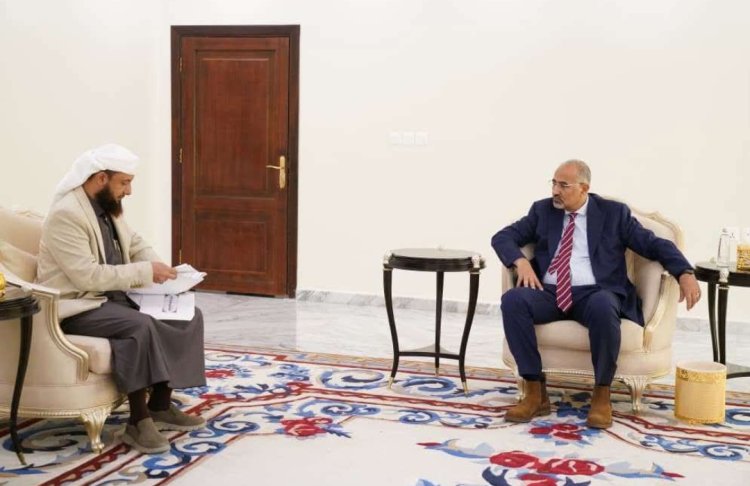 الرئيس الزُبيدي يشدد على دور وزارة الأوقاف في تحصين المجتمع ونشر ثقافة التسامح والوسطية والاعتدال