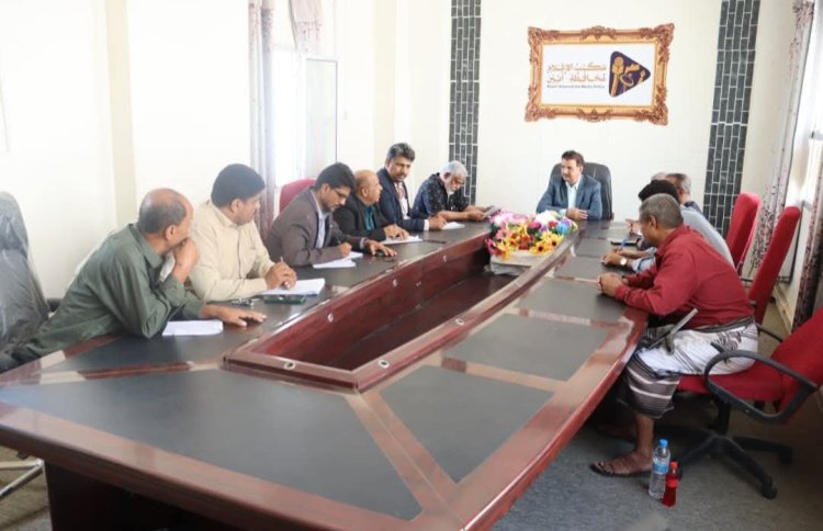 فريق التوجيه والرقابة الرئاسي يلتقي قيادة الغرفة التجارية ومكتب الصناعة والتجارة في أبين