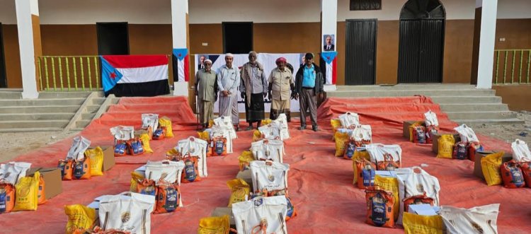 مقدمه من الرئيس الزُبيدي.. انتقالي تريم يدشن توزّيع السلال الغذائية.