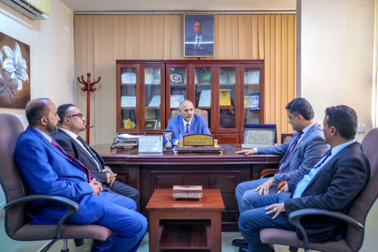 الرئيس  القائد عيدروس الزُبيدي يتفقد سير العمل بوزارة الإعلام والثقافة والسياحة