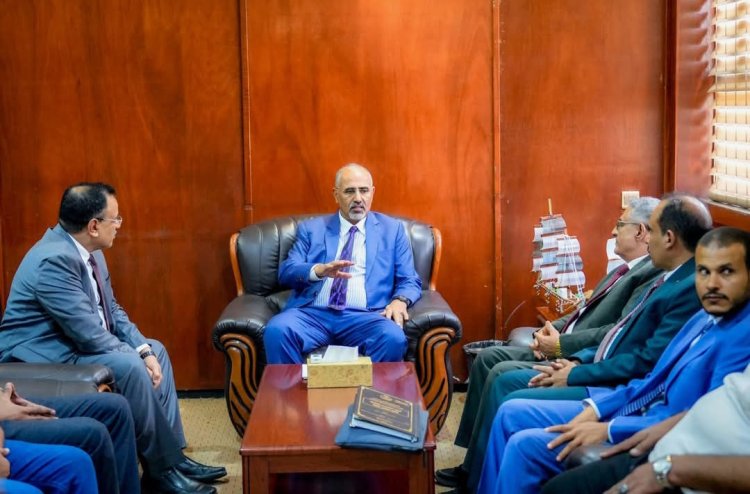 الرئيس الزُبيدي يتفقد سير العمل بديوان عام وزارة الزراعة والري والثروة السمكية وقطاعاتها