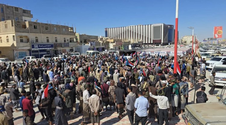 مخيم الاعتصام المفتوح بمدينة عتق يستقبل وفدًا جماهيريًا من أبناء مديرية جردان