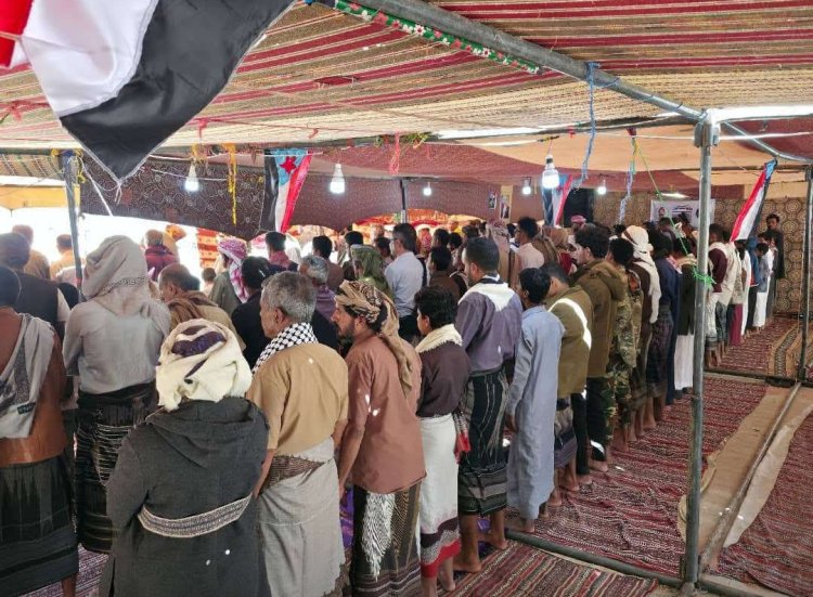 بحضور قيادة انتقالي المحافظة .. أبناء شبوة يؤدون صلاة الجمعة تحت شعار "الوفاء للمشروع العربي" بساحة الاعتصام