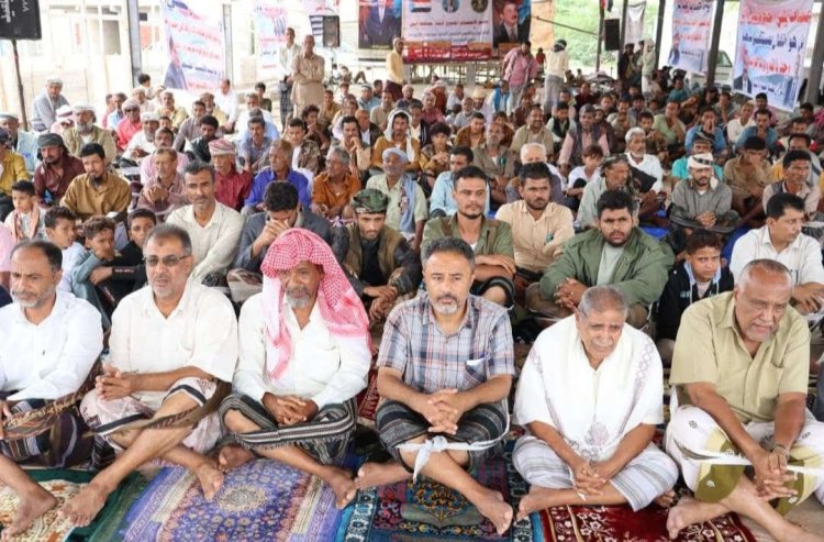 بحضور قيادة انتقالي المحافظة .. أبناء أبين يؤدّون صلاة جمعة "الوفاء للمشروع العربي" في ساحة الاعتصام