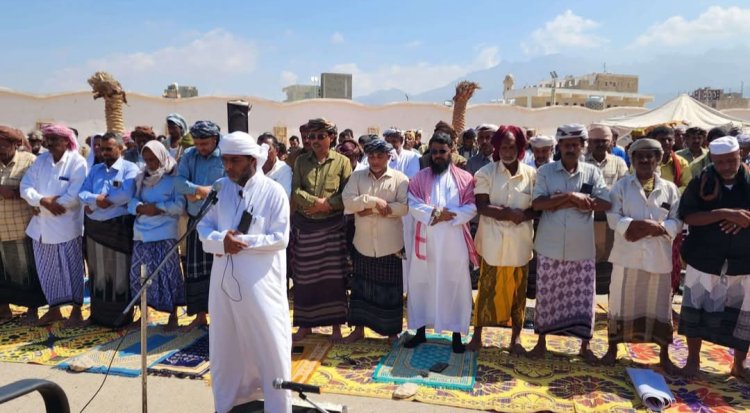 بحضور قيادة انتقالي سقطرى.. أبناء المحافظة يؤدون صلاة جمعة "الوفاء للمشروع العربي" بساحة الاعتصام