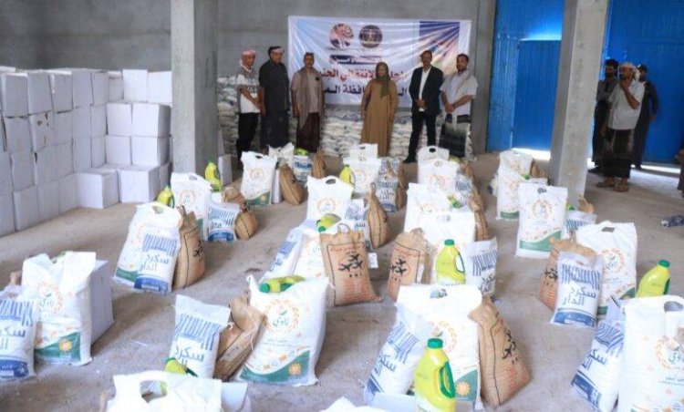 انتقالي المهرة يدشّن توزيع السلال الغذائية للأسر الأشد احتياجاً