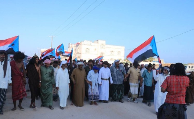 وسط تزايد مستمر في أعداد الحاضرين... استمرار الاعتصام الشعبي في المهرة للمطالبة بإعلان استقلال دولة الجنوب العربي