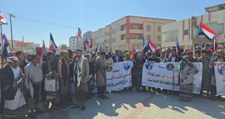 مخيم الاعتصام المفتوح بشبوة يستقبل وفدًا جماهيريًا من مديريتي الروضة ونصاب