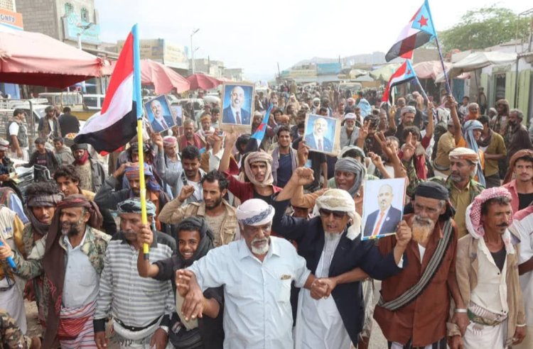 انتقالي المحفد ينظم مسيرة جماهيرية ومهرجانًا خطابيًا للمطالبة بإعلان دولة الجنوب العربي
