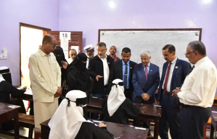 القائم بأعمال رئيس تنفيذية انتقالي حضرموت يدشن امتحانات الفصل الدراسي الأول بمديرية المكلا