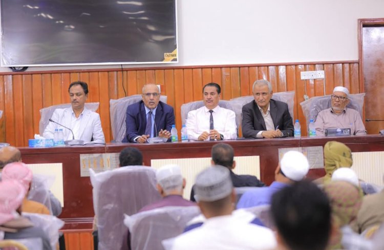 الكثيري يترأس لقاء موسعا بالمكتب التنفيذي وعقال الحارات والشخصيات الاجتماعية بسيئون