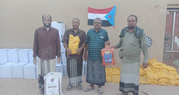 انتقالي القطن يواصل توزيع السلال الغذائية لأسر الشهداء وذوي الاحتياجات الخاصة