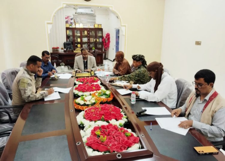 وكيل أول محافظة المهرة يترأس اجتماع لجنة إدارة الأزمات والكوارث لتعزيز الشراكة مع برنامج الأمم المتحدة الإنمائي