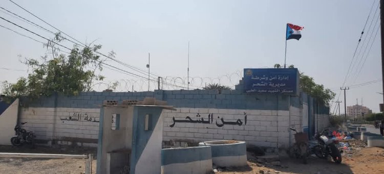 انتقالي الشحر يدشّن رفع علم دولة الجنوب العربي في مرافق السلطة المحلية والأمنية بالمديرية