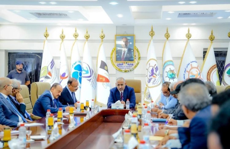 الرئيس الزُبيدي يبحث سُبل تطوير البنية التحتية لقطاع النقل