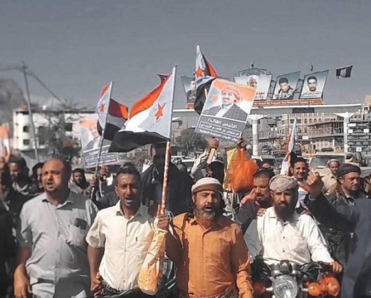 ممثلو سلطة الضالع ينضمون لساحة الاعتصام تأييد لقرارات الرئيس الزُبيدي