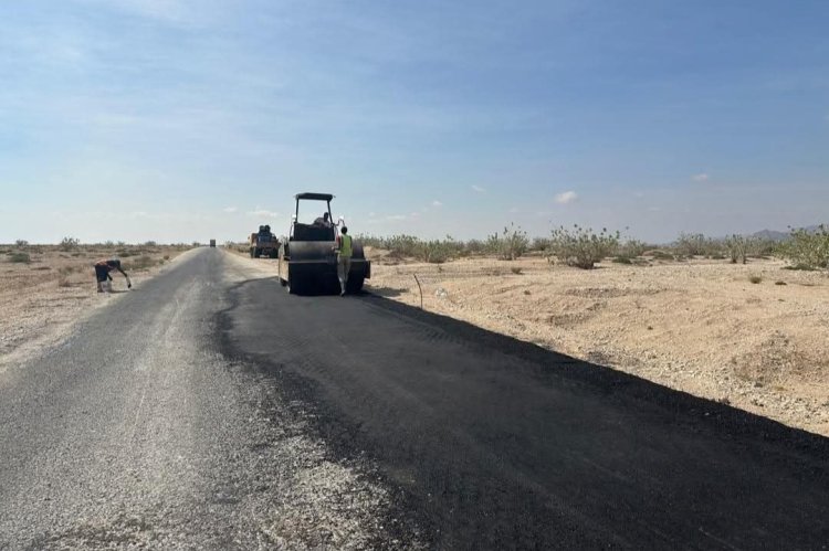 الطرق والجسور بالمهرة تنفذ أعمال ترميم لطريق الغيضة – حوف المتضرر من الأمطار