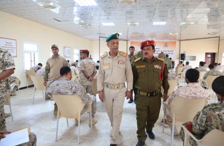 قائد المنطقة العسكرية الثانية يتفقد سير الامتحانات بدورة قادة السرايا في معهد الشهيد صالح أبوبكر بن حسينون لتدريب وتأهيل القادة بالمكلا