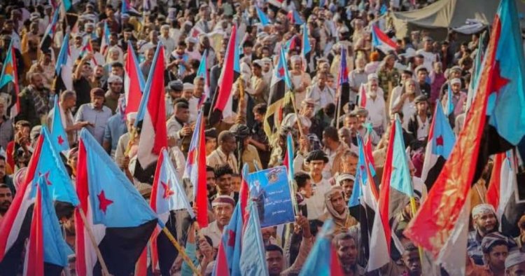 تواصل توافد الحشود الجماهيرية إلى ساحة الاعتصام المفتوح بالعاصمة عدن