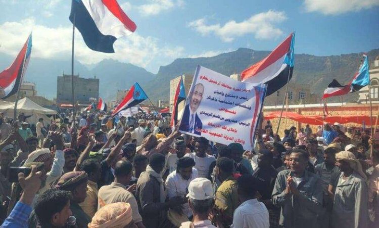 توافد أبناء المناطق الوسطى والجنوبية في سقطرى إلى مخيم الاعتصام دعمًا لمطلب إعلان دولة الجنوب العربي
