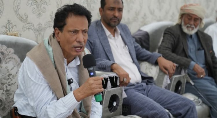 محافظ المهرة بن ياسر يعقد لقاءً تشاوريًا مع الشيوخ والأعيان لتعزيز التهدئة والحفاظ على الاستقرار