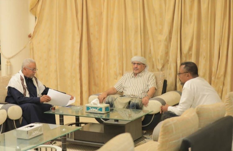 رئيس الجمعية الوطنية يناقش وضع الاستثمار بوادي وصحراء حضرموت