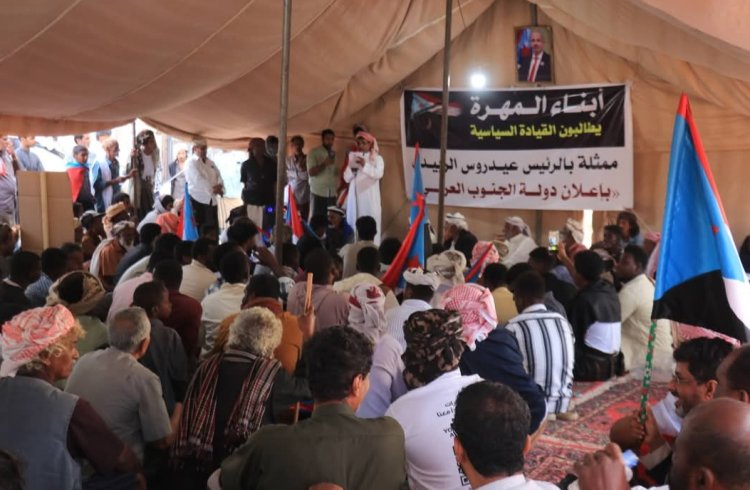 لليوم العاشر على التوالي: استمرار الاعتصام الشعبي المفتوح في المهرة وانضمام أبناء حوف وحصوين إلى ساحة الاعتصام بالغيضة