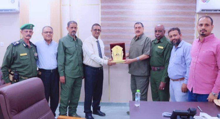 مدير أمن العاصمة عدن يكرّم المدير العام لمؤسسة مطابع الكتاب المدرسي تقديرًا لجهوده في طباعة السجلات الأمنية