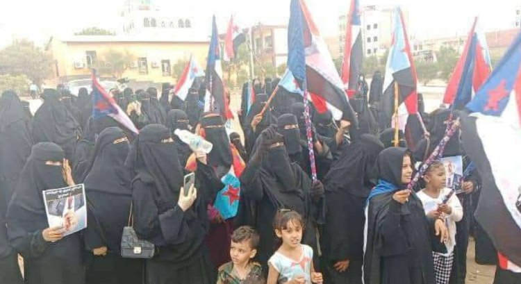 حشد نسائي في ساحة كلية ردفان للمطالبة بإعلان دولة الجنوب العربي