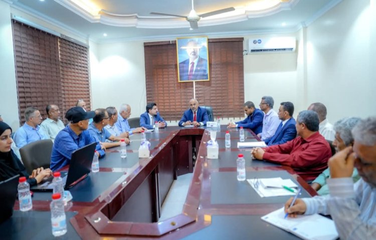 الرئيس الزُبيدي يزور وزارة المياه والبيئة ويطّلع على المشاريع المنفذة لتعزيز الموارد المائية