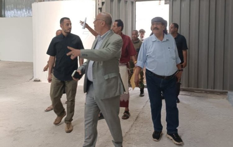 الوزير باذيب يطلع على سير المشاريع المنفذة في المؤسسة العامة للاتصالات بعدن