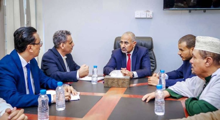 الرئيس الزُبيدي يتفقد سير العمل في وزارة الإدارة المحلية بالعاصمة عدن