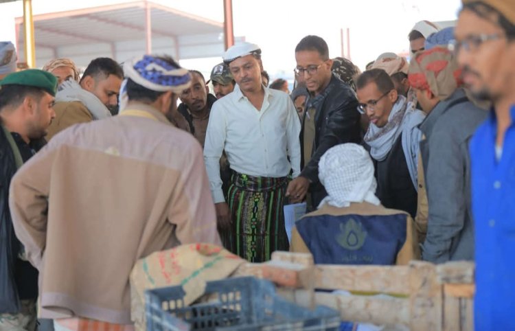 باعوم ينفّذ نزولًا ميدانيًا إلى سوق الخضار المركزي بسيئون ويشدّد على ضبط الأسعار