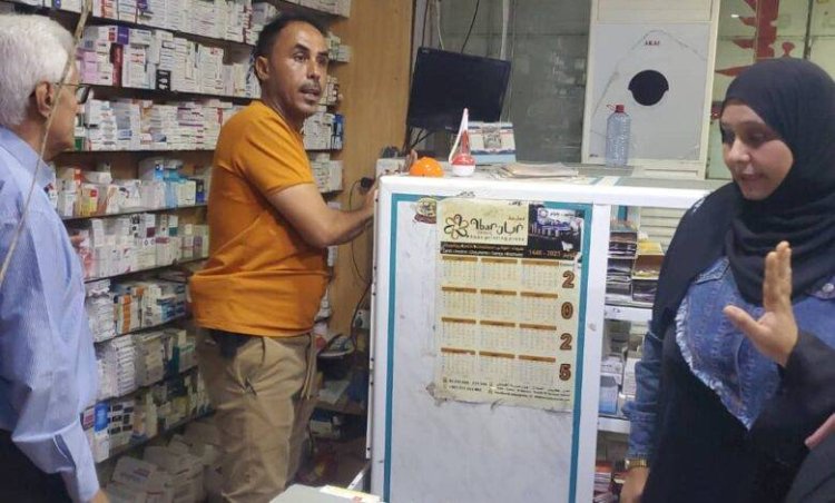 نيابة الصناعة والتجارة تنفّذ حكمًا قضائيًا بتفتيش وجرد صيدلية مخالفة في العاصمة عدن