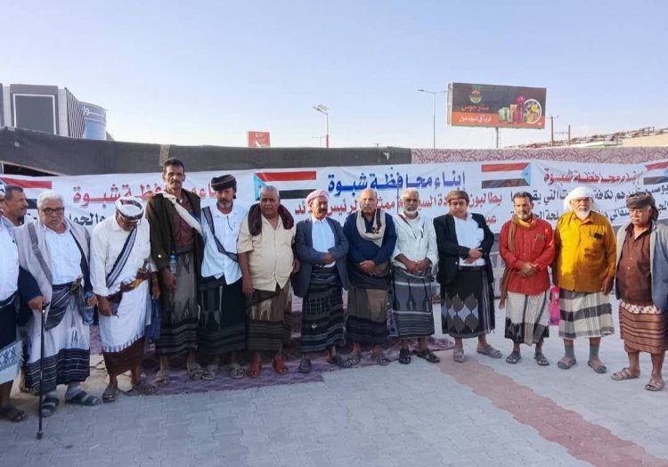 مشايخ قبائل نعمان يصلون إلى مخيم الاعتصام المفتوح بمدينة عتق