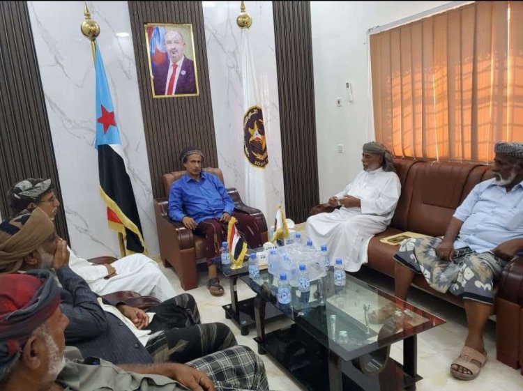 رئيس تنفيذية انتقالي المهرة يلتقي عددًا من الضباط لمناقشة مستجدات الأوضاع الأمنية