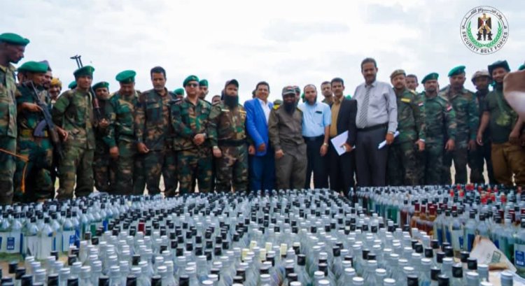 باشراف العميد الوالي.. إدارة مكافحة المخدرات بقوات الحزام الأمني تتلف (2795) قارورة وعلبة من الخمور المهربة