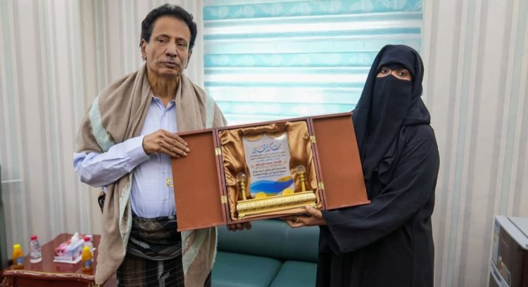 مديرة تنمية المرأة بالمهرة تكرّم المحافظ تقديرًا لدعمه لمسيرتها التعليمية ونيلها درجة الدكتوراه