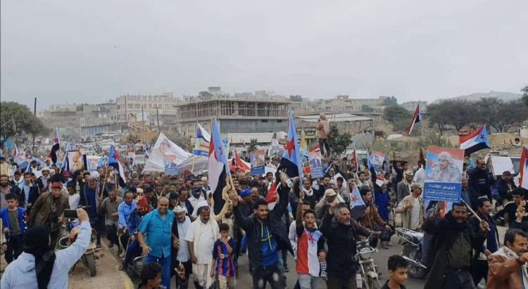 حشود تربوية تصل ساحة الاعتصام المفتوح في الضالع للمطالبة بإعلان دولة الجنوب العربي