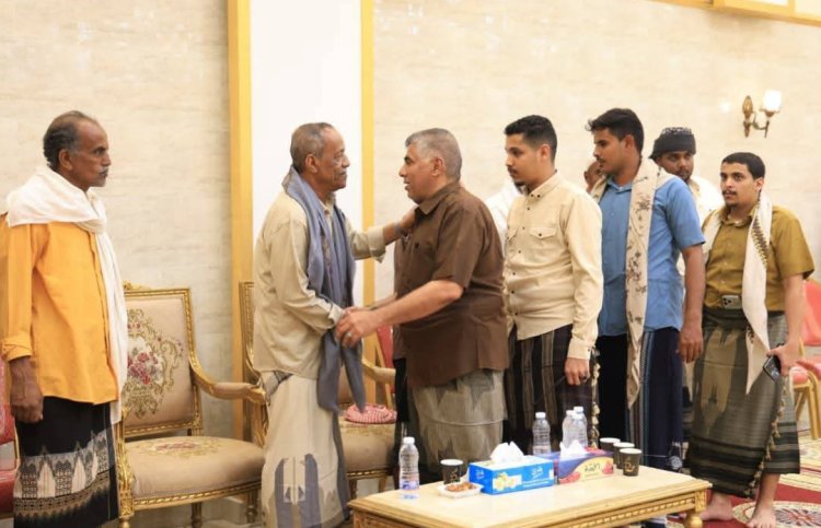 قائد المنطقة العسكرية الثانية يستقبل جموع المعزّين بوفاة المغفور لها بإذن الله تعالى والدته