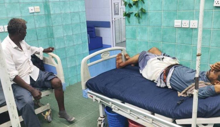 رئيس انتقالي أبين يطمئن على صحة الإعلاميين آدم وماجد ويتكفل بعلاجهما